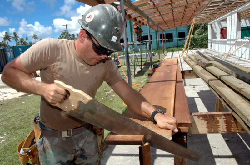 ebeniste-TRANS EN PROVENCE-min_worker_construction_building_carpenter_male_job_build_helmet-893290